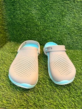 Crocs unisex 360  Gray and Light Blue Slip-On Clogs m 5. W7
